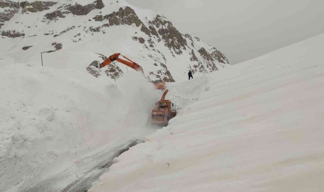 Kar kalınlığı 6 metreyi buldu, ekipler yolu bulmakta güçlük çekiyor