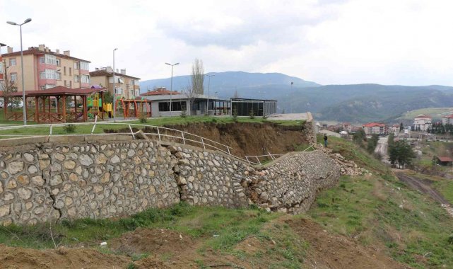 Karabük'te çocuk parkında korkutan heyelan