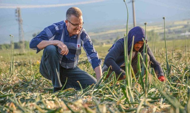 Karacabey'de arazi yollarına rahat ve güvenli ulaşım için düzenlemeler sürüyor
