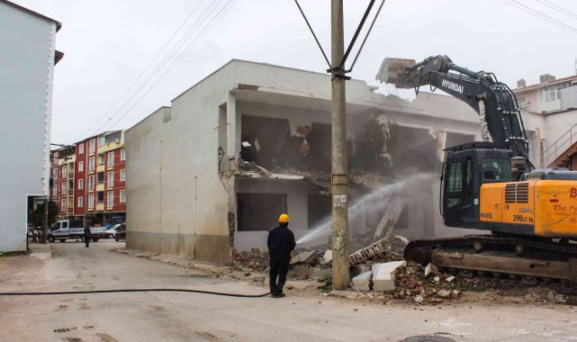 Karacabey'de ulaşıma engel olan yapı ortadan kaldırıldı