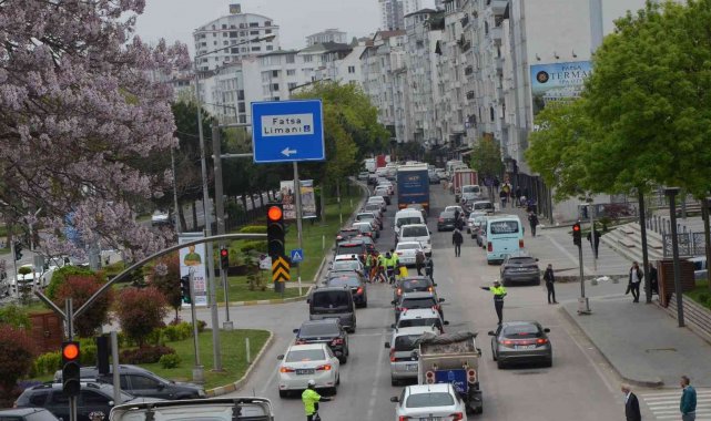 Karadeniz Sahil Yolu'nda trafik yoğunluğu