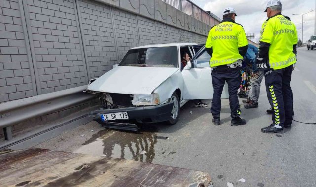 Karayolunda direksiyon hâkimiyetini kaybeden sürücü otomobille refüje çarptı