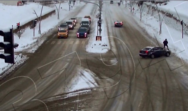 Karlı yolda kayan otomobilin yayaya çarpma anı kamerada