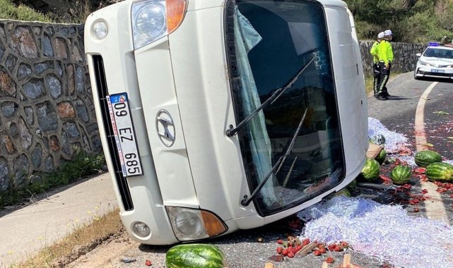 Karpuz yüklü kamyonet virajı alamadı: 1 yaralı