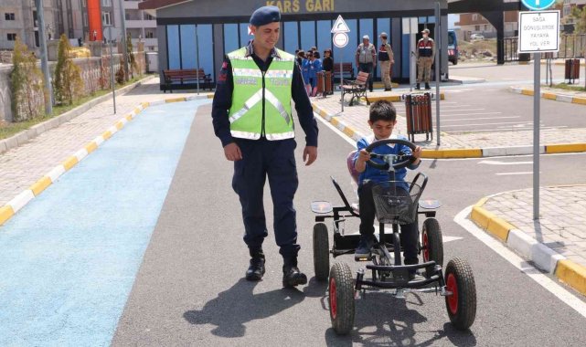 Kars'ta jandarmadan çocuklara trafik eğitimi