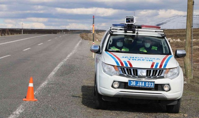 Kars'ta jandarmanın trafik kontrolleri sürüyor