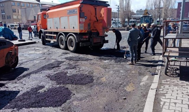 Kars&#039;ta köstebek yuvasına dönen yollara yamalı önlem