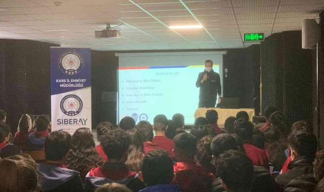 Kars'ta öğretmen öğrenciler bilgilendirildi