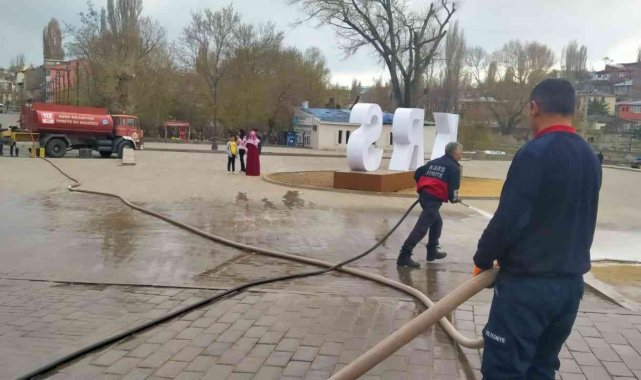 Kars'ta parklarda bahar temizliği