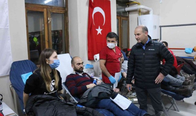 Kars&#039;ta polisler kan bağışında bulundu