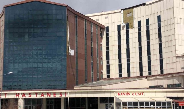 Kars'ta rüzgar hastanenin dış cephe kaplamalarını uçurdu