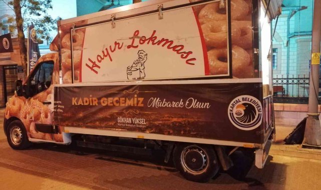 Kartal Belediyesi Kadir Gecesi dolayısıyla vatandaşlara lokma ikram etti