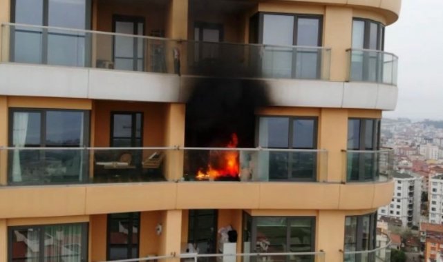 Kartal'da 34 katlı bir binanın 21'inci katında bilinmeyen bir nedenle yangın çıktı. Olay yerine çok sayıda itfaiye ve sağlık ekibi sevk edildi.