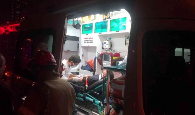 Kartal'da direksiyon hakimiyeni kaybeden sürücü park halindeki 4 araça çarptı: 2 yaralı