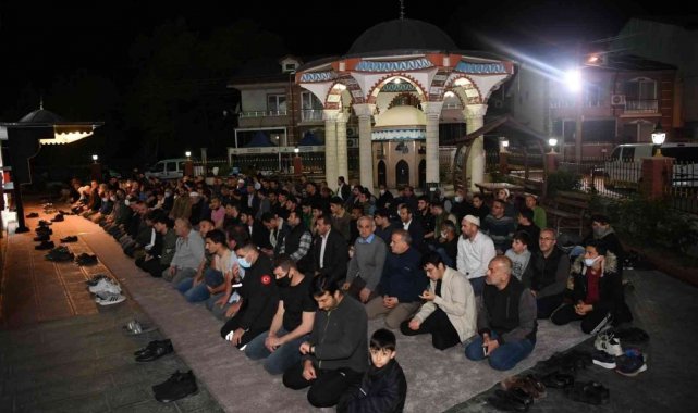 Kartepe'de camiiler doldu taştı