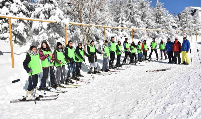 Kartepe'de gençler kayak yapmayı öğrendi