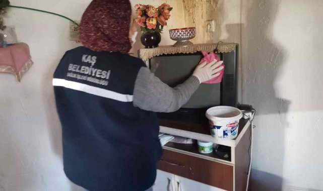 Kaş'ta ihtiyaç sahibi kişilerin evleri belediye tarafından temizleniyor