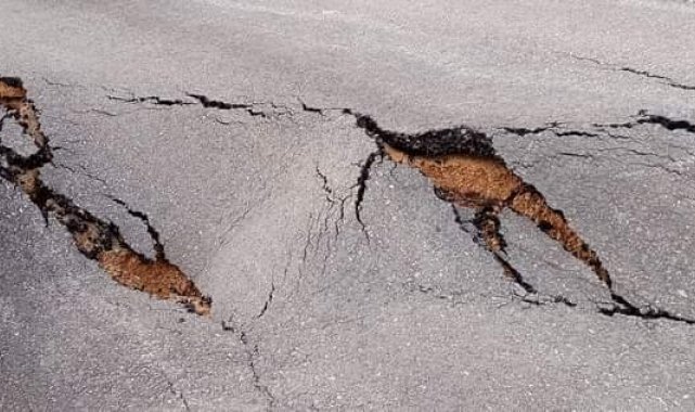 Kastamonu'da çöken köy yolu ulaşıma kapandı