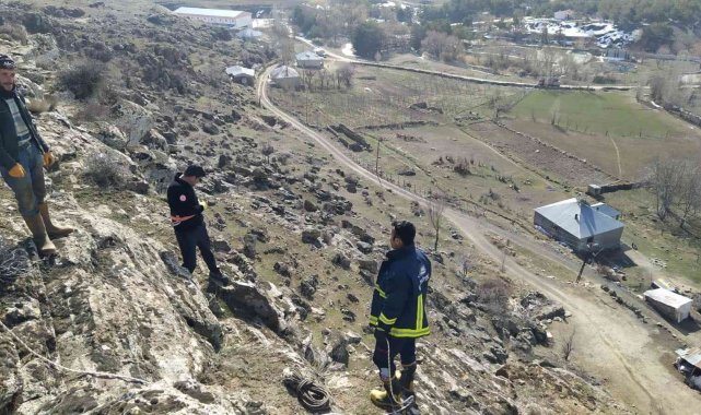 Kayalıklarda mahsur kalan keçi kurtarıldı