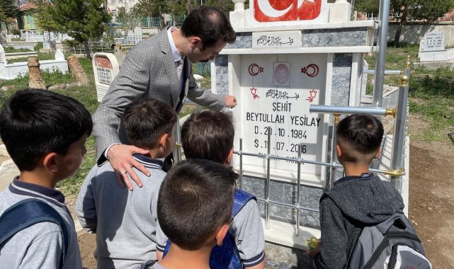 Kaymakam Açıkgöz, öğrencilerle şehit mezarını ziyaret etti
