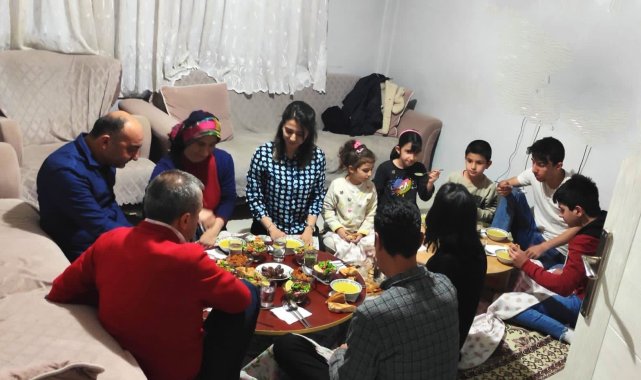 Kaymakam Atasoy yer sofrasında iftar açtı