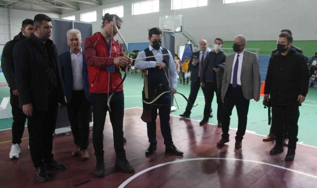 Kaymakam Çelik ve Başkan Barçın ok attı