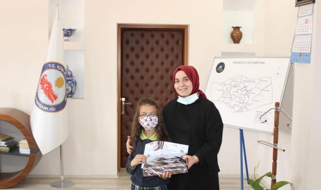 Kaymakam Özay, dereceye giren öğrencileri ödüllendirdi