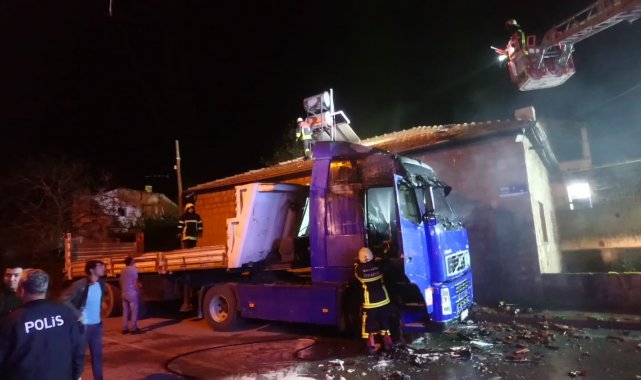 Kayseri'de park halindeki tır yandı, alevler eve de sıçradı