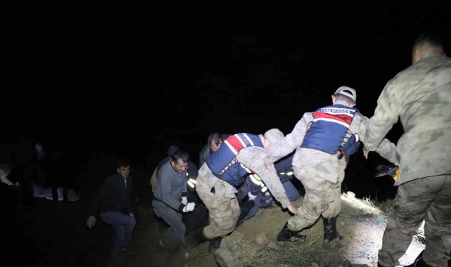 Kaza sonrası çaya düşen otomobildeki çift aranıyor