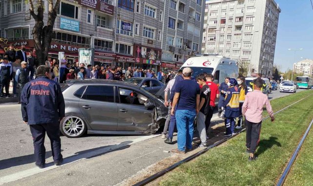 Kaza yapan otomobil 50 metre sürüklendi