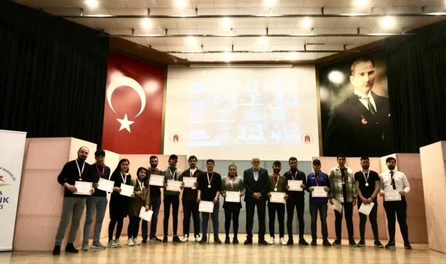 Kendi yazdıkları tiyatro oyunuyla "birinci" oldular