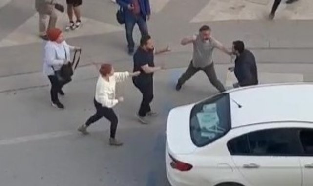 Kendisine yol vermeyen sürücüyü tek yumrukta yere serdi