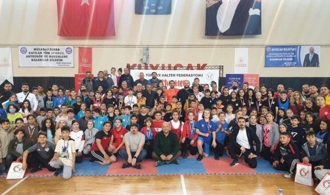 Kır Çiçekleri halter şampiyonasında önemli dereceler elde etti