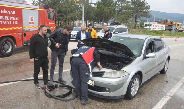 Kırmızı ışıkta beklerken alev alan yandı