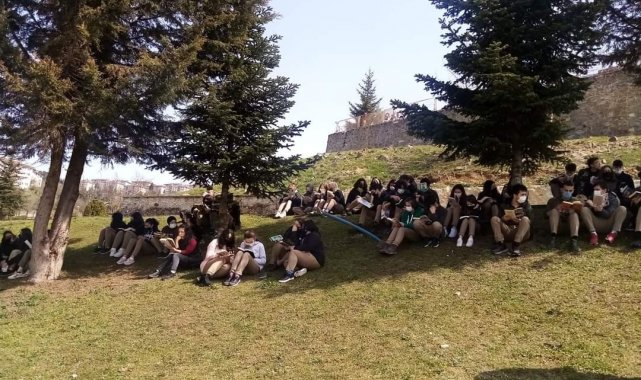 Kitap okumak için parkı tercih ettiler