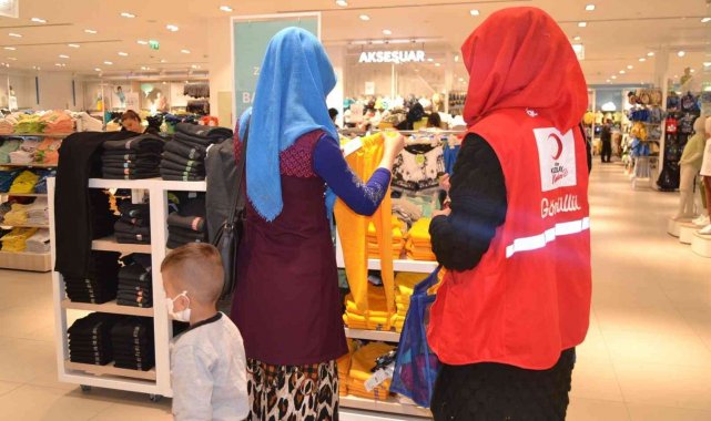 Kızılay 125 çocuğu kıyafet yardımı yaptı