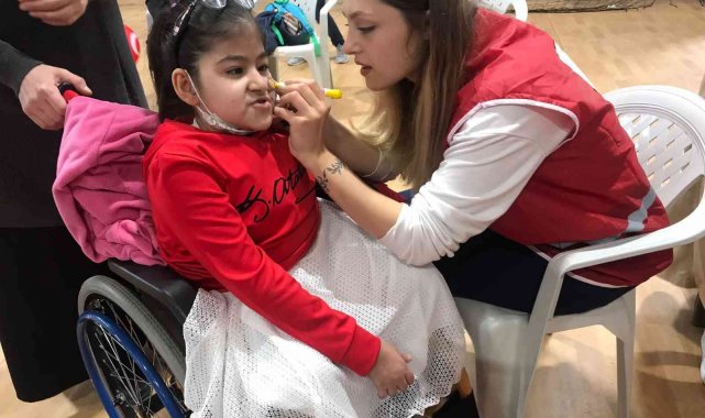 Kızılay Başkanı Yağız, 23 Nisan'da çocukları sevindirdi