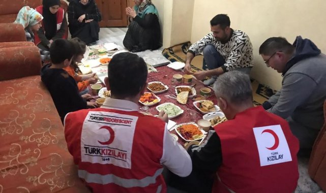 Kızılay bir ailenin evinde iftara konuk oldu