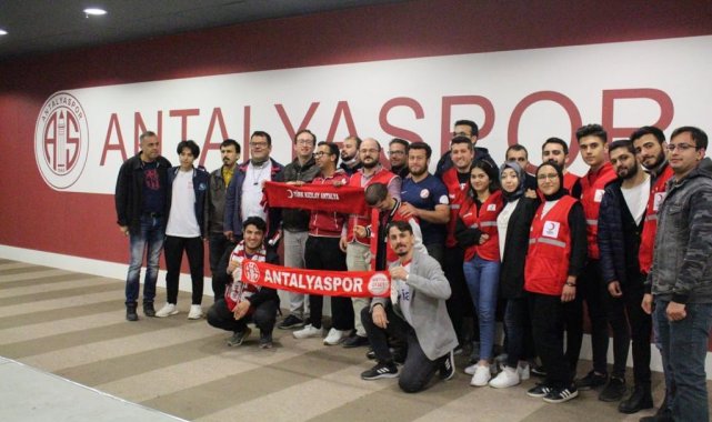 Kızılay gönüllüleri, Antalyaspor maçını görme engellilere betimlemeli maç anlattı
