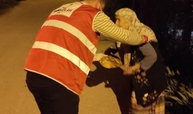 Kızılay hayırsever fırıncılar tarafından bağışlanan pideleri dağıttı