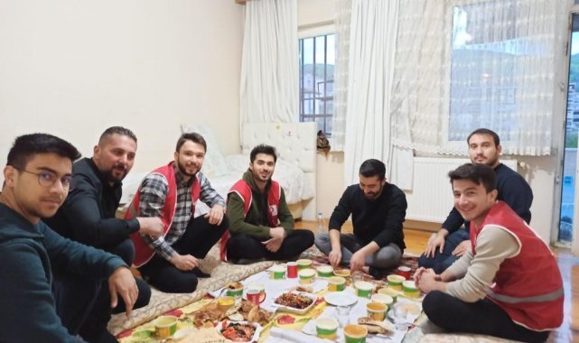 Kızılay iftarda üniversite öğrencilerinin evine konuk oldu