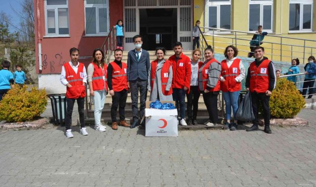 Kızılay'dan 3 okuldaki 40 öğrenciye 'İyilik Köprüsü'