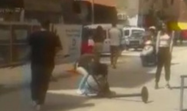 Kızların saç başa kavgasını erkek arkadaşları kayda aldı