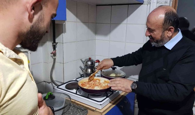 Kolları sıvayıp sahurda menemen yapan vekile öğrencilerden tam not