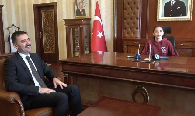 Koltuğa oturdu talimatı verdi: "Haftada 1 ders saati kitap okunsun"