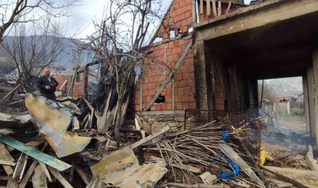 Komşuya oturmaya giden anne ve kızı evlerini alevler içinde buldu