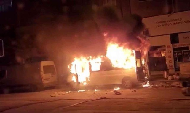 Kontağın çevrilmesiyle transit bir anda patlayıp alev topuna döndü: 1 yaralı