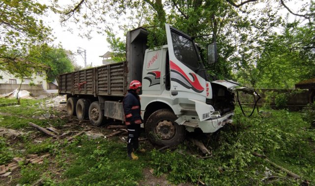 Kontrolden çıkan kamyon bahçe duvarını yıktı, eve metreler kala durdu