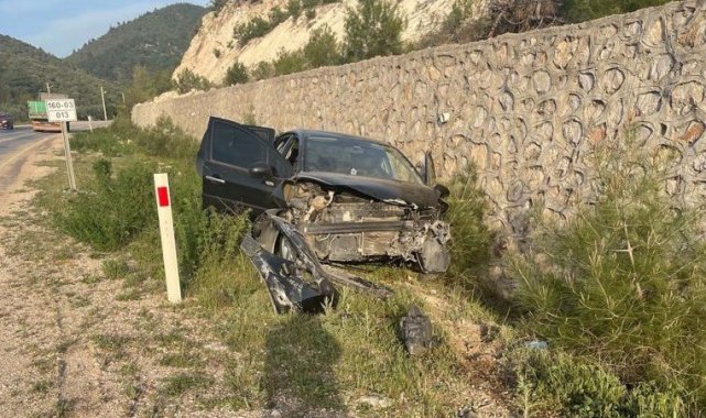 Kontrolden çıkan otomobil istinat duvarına çarparak durabildi