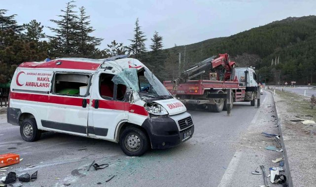 Kontrolden çıkıp devrilen ambulansta 2 kişi yaralandı